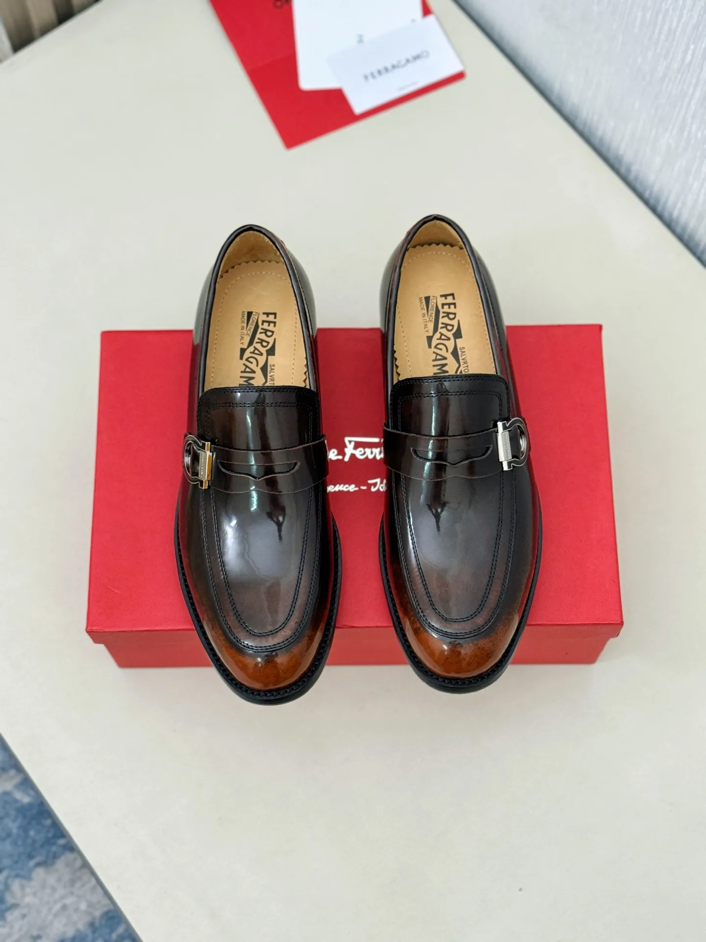 [Ferragamo] P: 560💰 Number of yards: 38~44 (45 orders are non-returnable) Ferragam's new men's formal leather shoes, the fabric is made of imported cowhide, with visible texture, heavy-duty stitching, dyed calfskin inside, standard logo cowhide feet, big-name experience, soft and comfortable on the feet, a men's favorite, special non-slip and wear-resistant rubber soles, easy to handle various occasions, with original box packaging!